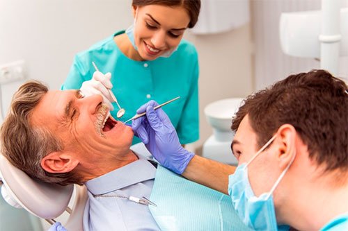Чем опасна имплантация зубов?