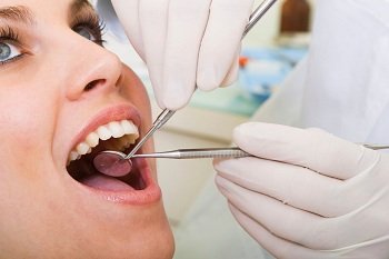 Наша клиника осуществляет имплантацию зубов в минимальные сроки